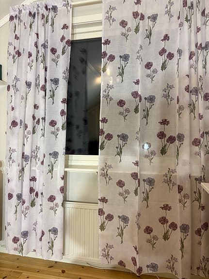 Jotex gardin med blommönster