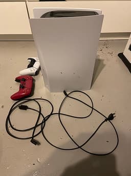 Sony Playstation 5 spelkonsol med två DualSense-handkontroller vit röd