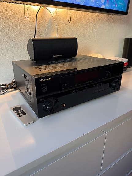 Pioneer receiver med 5.1 Harman/Kardon högtalarsystem.