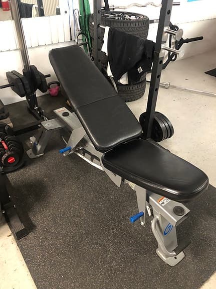 FYND! Nautilus  träningsbänk av gym kvalite. Tung o stabil