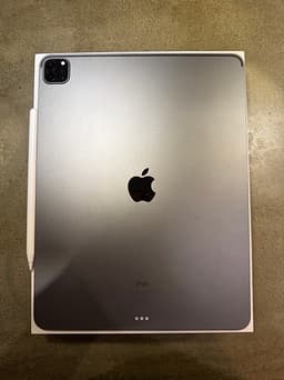 iPad Pro 12,9” (5:e gen, M1) 128 GB + Logitech tangentbord