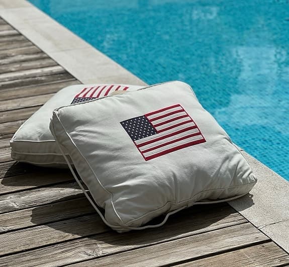 2 sittkuddar/ golvkuddar