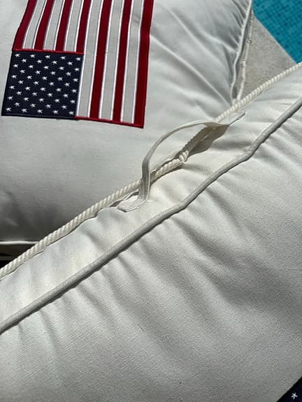 2 sittkuddar/ golvkuddar