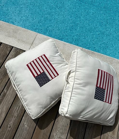 2 sittkuddar/ golvkuddar