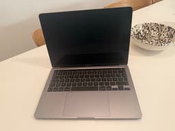 MacBook Pro 13” M2 (2022) – toppskick, 99 % batterihälsa!