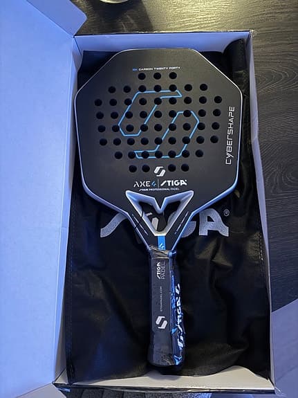 Stiga Cybershape Axe 4 padelracket svart