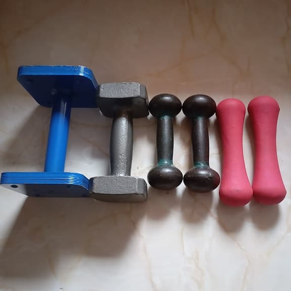 Olika hantlar med olika vikter metall och neopren