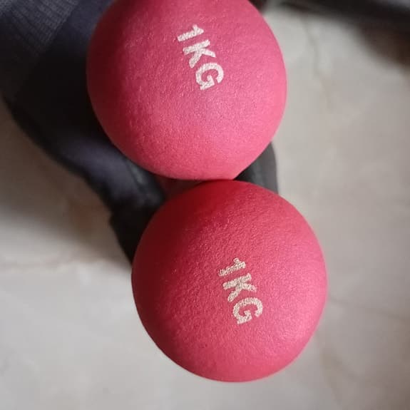 Olika hantlar med olika vikter metall och neopren