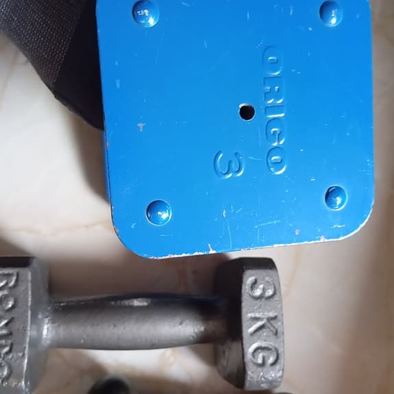 Olika hantlar med olika vikter metall och neopren