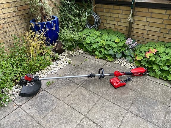 Milwaukee M18 BLLT grästrimmer med batteri och laddare röd