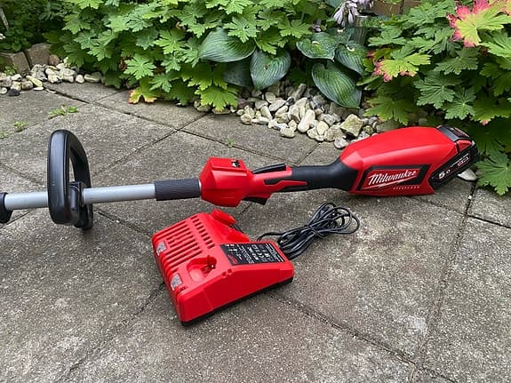 Milwaukee M18 BLLT grästrimmer med batteri och laddare röd