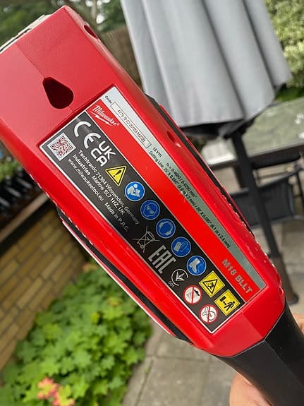 Milwaukee M18 BLLT grästrimmer med batteri och laddare röd