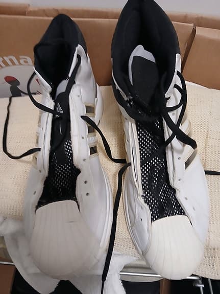 Säljer basket skor addidas samt naik och sneckers