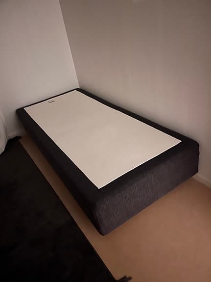 Jysk säng 90x200 cm grå