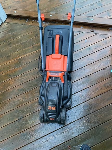 Black & Decker gräsklippare 32 cm svart/orange