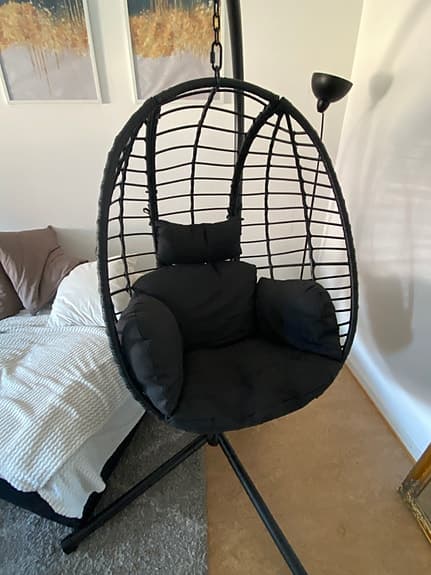 Hängstol äggformad svart med stativ och dynor