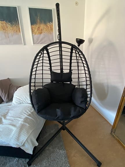 Hängstol äggformad svart med stativ och dynor