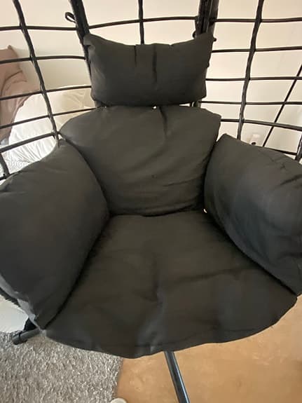 Hängstol äggformad svart med stativ och dynor