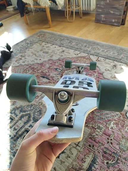 Madrid longboard svart/vit med gröna hjul