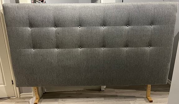 Sänggavel Delta i grått tyg