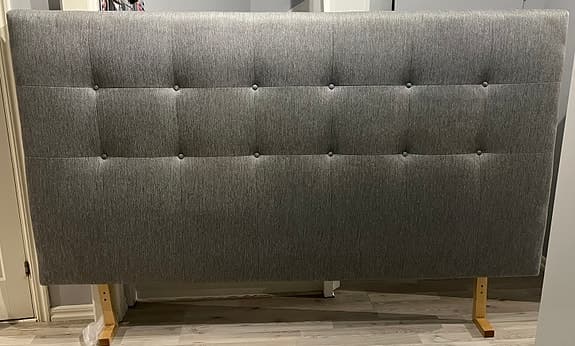 Sänggavel Delta i grått tyg