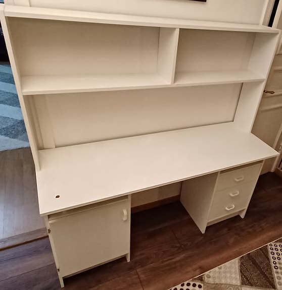 Skrivbord med hylla