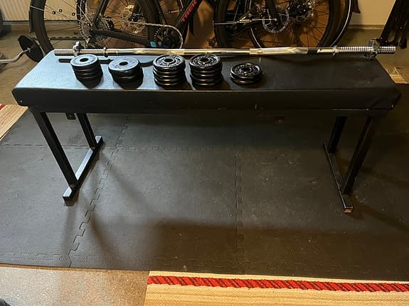 Styrketräningsbänk samt vikter och curlstång