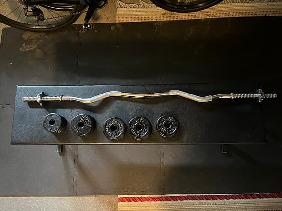 Styrketräningsbänk samt vikter och curlstång