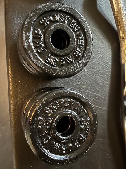 Styrketräningsbänk samt vikter och curlstång