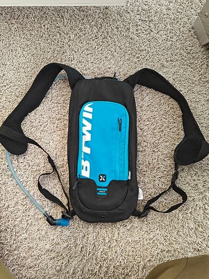 B’Twin ryggsäck med vätskesystem svart/blå