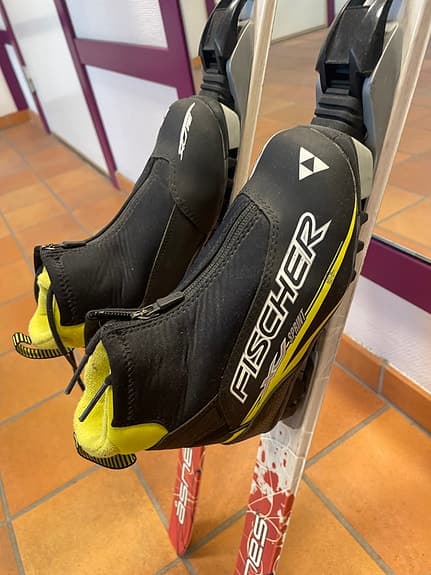Längdskidor Åsnes 115 cm och Fischer-pjäxor