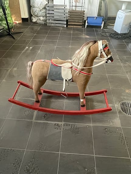 Gung häst leksak brun med röd medar