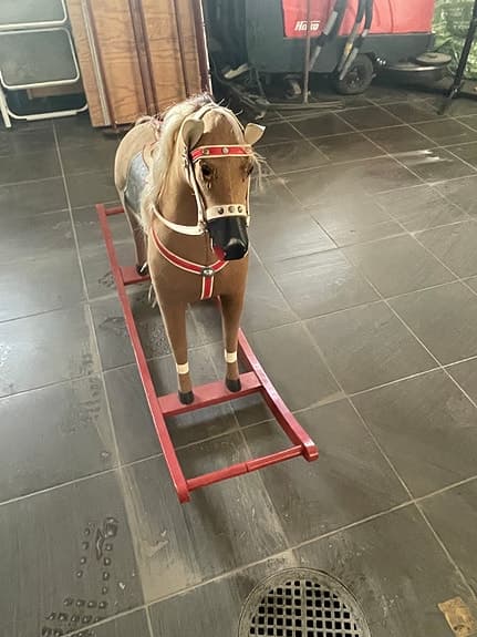 Gung häst leksak brun med röd medar