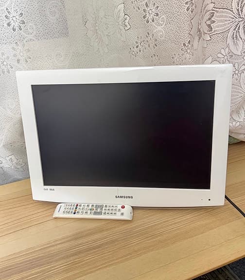 Samsung tv vit med fjärrkontroll