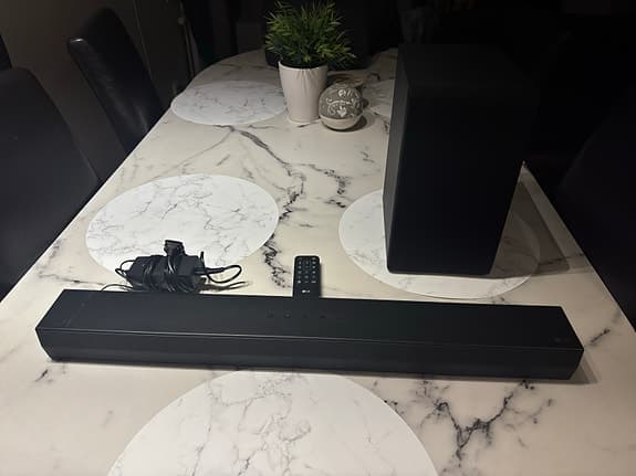 LG soundbar med subwoofer och kontroll i nyskick