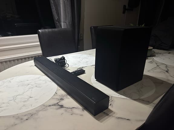 LG soundbar med subwoofer och kontroll i nyskick