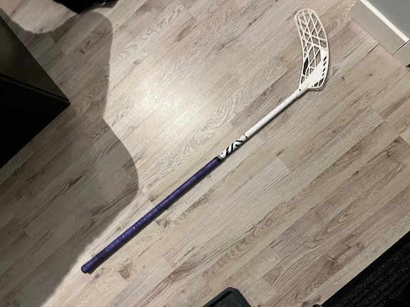 Unihoc Feather Light innebandyklubba vit/lila