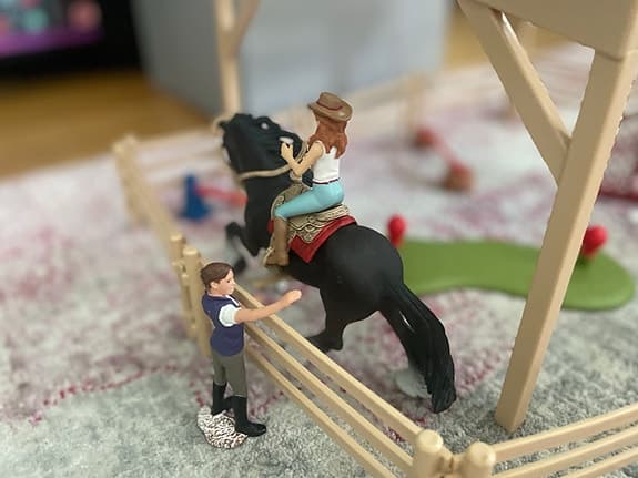 Schleich hästlekset ridanläggning med ryttare och tillbehör
