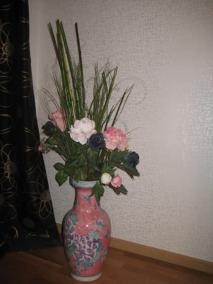 Vas med konstgjorda blommor rosa och gröna