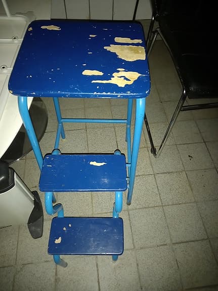 Pall med inbyggd stege blå metall