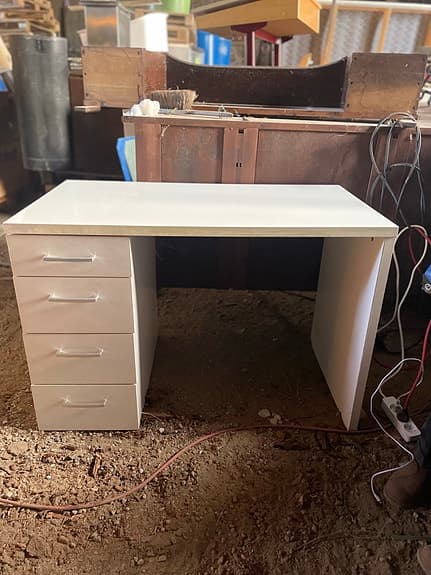 Vitt skrivbord med 4 lådor – kontorsbord / datorbord