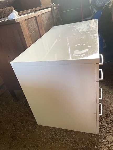 Vitt skrivbord med 4 lådor – kontorsbord / datorbord