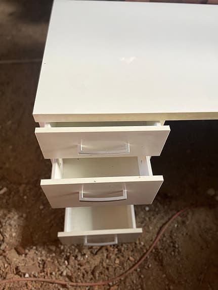 Vitt skrivbord med 4 lådor – kontorsbord / datorbord