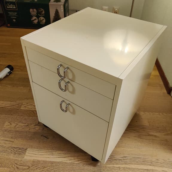 Liten nätt byrå med tre lådor säljs