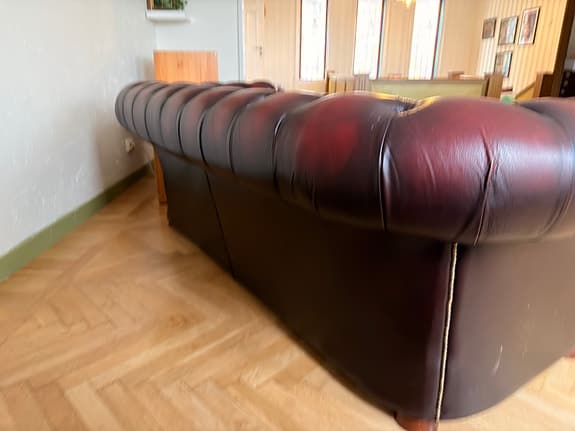 Chesterfield soffa + fåtölj i äkta läder – klassisk burgundy