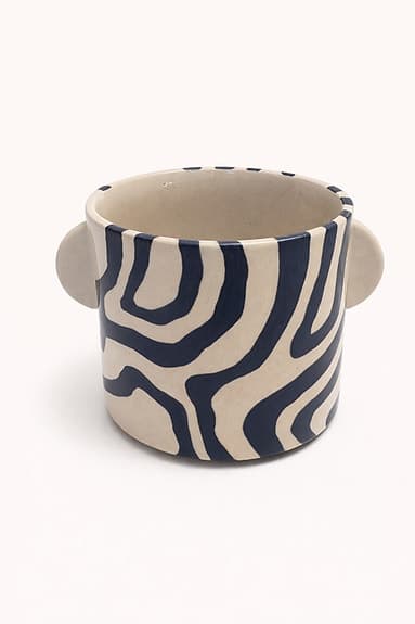 Handmålad kruka i blått och off white