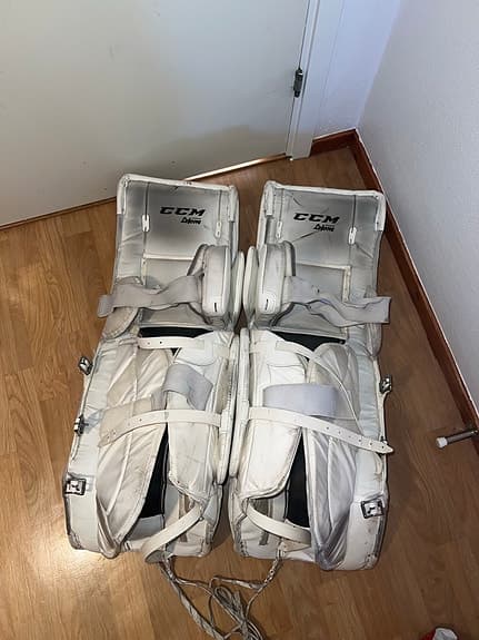 CCM Extreme Flex III målvaktsbenskydd vit