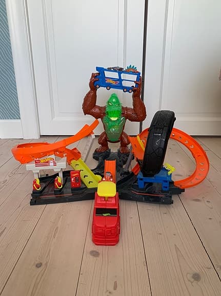 Hot Wheels bilbana med gorilla och loop