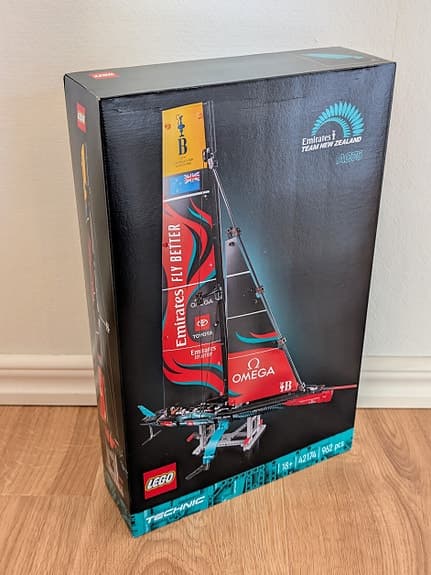 LEGO Technic 42174 Emirates Team New Zealand AC75 OÖPPNAD