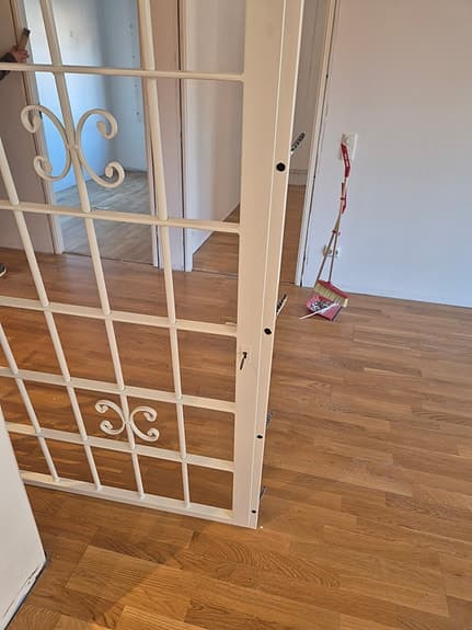 Vit säkerhetsgrind i metall för fönster